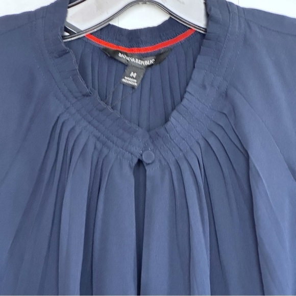 New! Banana Republic Navy Pleated Neck Blouse Sleeveless Career Medium - Picture 3 of 11